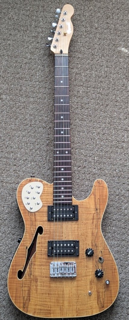 Un guitarrista ha insertado un Valeton GP-5, un previo hexafónico